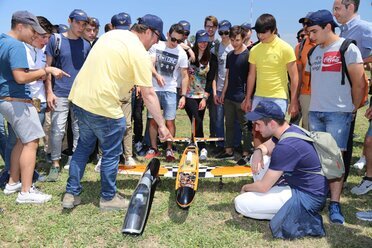 Pilota controlla un modello con checklist prima del volo